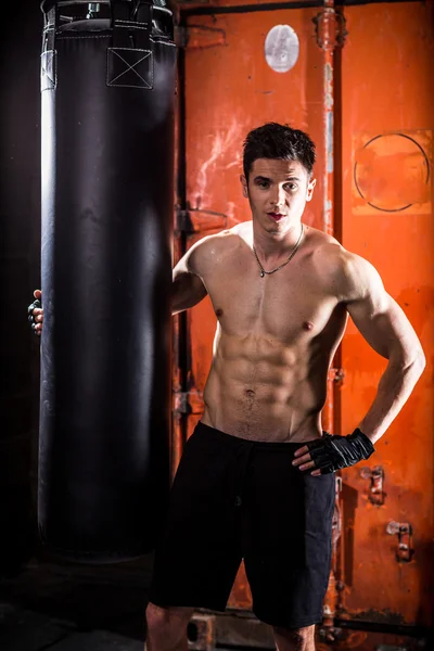 Jovem homem boxe treino — Fotografia de Stock