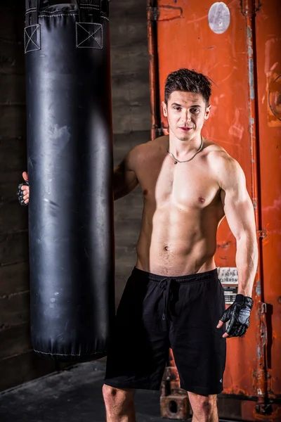 Giovane uomo boxe allenamento — Foto Stock