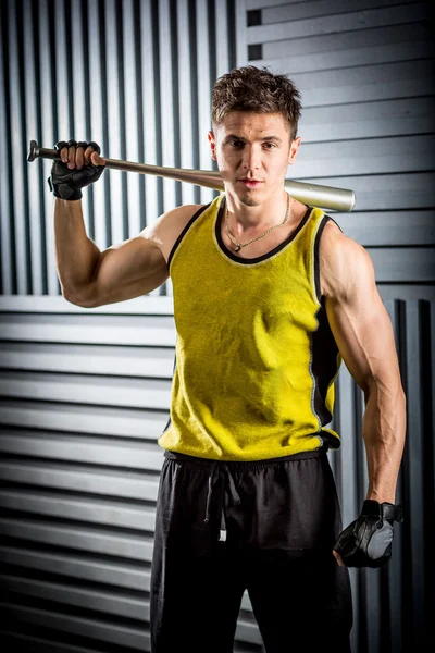 Muskulöser Mann posiert mit einer Fledermaus — Stockfoto