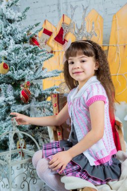 küçük kız Noel ağacı süsleme