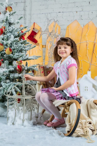 かわいい女の子のギフト、クリスマス ツリーの下で — ストック写真
