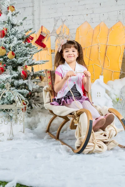 かわいい女の子のギフト、クリスマス ツリーの下で — ストック写真