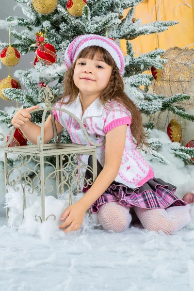 Feliz niña pequeña tener una Navidad —  Fotos de Stock