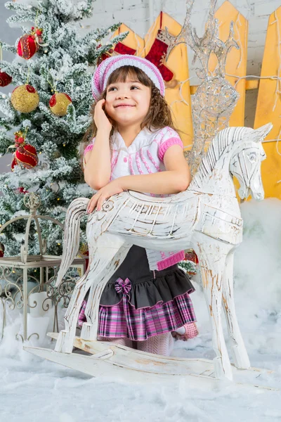 Menina pequena feliz tem um Natal — Fotografia de Stock