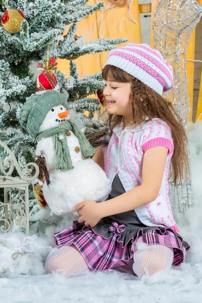 Glückliche kleine Mädchen haben ein Weihnachtsfest — Stockfoto