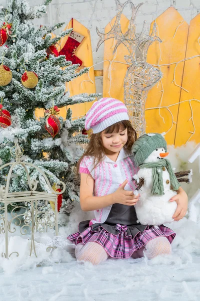 Menina pequena feliz tem um Natal — Fotografia de Stock