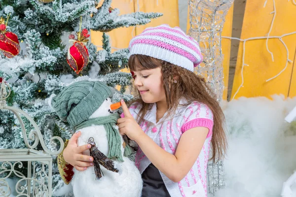 Feliz niña pequeña tener una Navidad —  Fotos de Stock