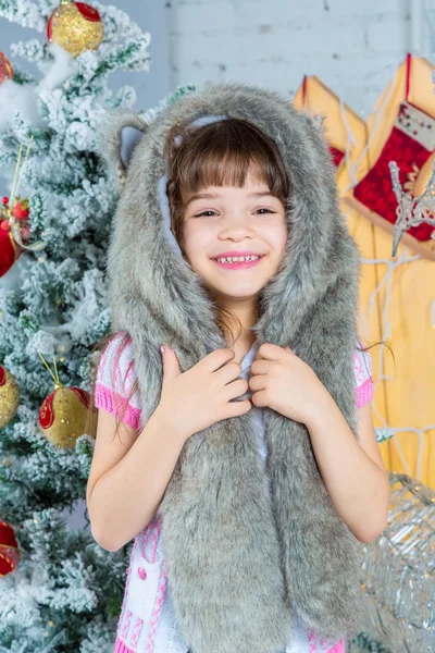 Linda niña feliz posando en un sombrero de piel . —  Fotos de Stock