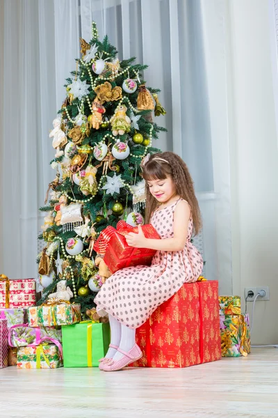 クリスマス プレゼントを笑顔で幸せな女の子 — ストック写真