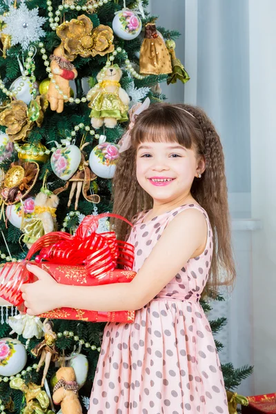 Niña feliz con regalo de Navidad sonriendo —  Fotos de Stock