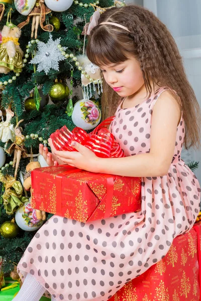 Niña feliz con regalo de Navidad sonriendo —  Fotos de Stock