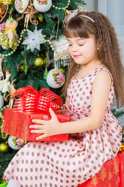 Gelukkig meisje met kerst aanwezig lachende — Stockfoto