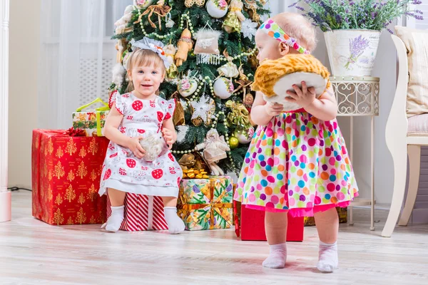 Due bambine con regalo di Natale — Foto Stock