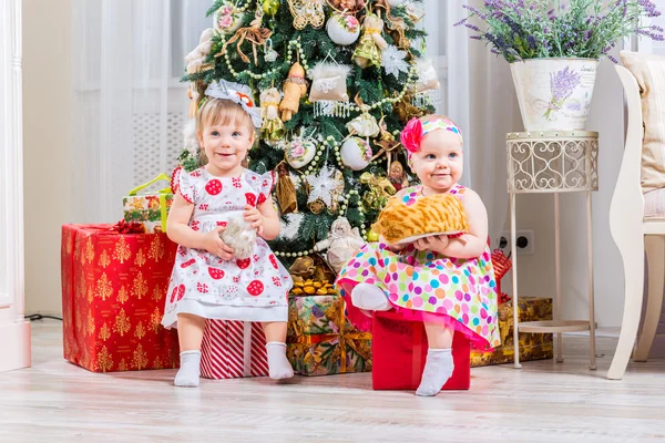 两个宝贝女孩带着圣诞礼物 — 图库照片