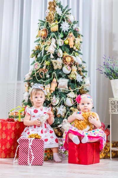 Twee baby meisjes met kerstcadeau — Stockfoto