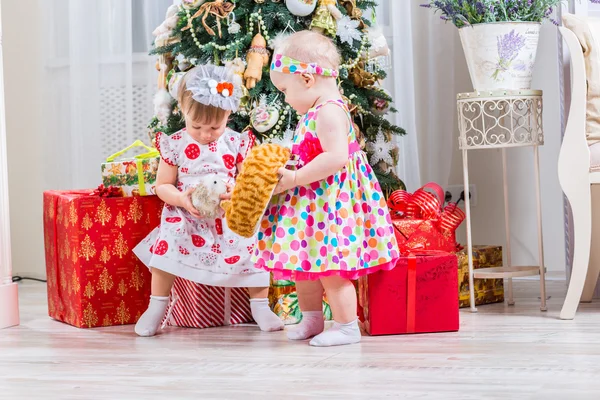 Duas meninas com presentes de Natal — Fotografia de Stock