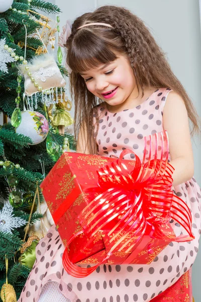 Noel hediyesi gülen ile mutlu küçük kız — Stok fotoğraf