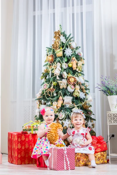 Två baby flickor med julklapp — Stockfoto