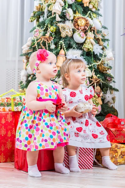 Twee baby meisjes met kerstcadeau — Stockfoto