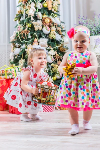 Two baby girls with christmas present — Stock Photo, Image