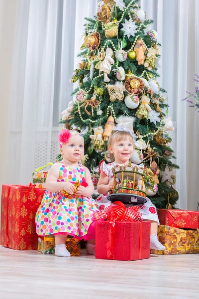 Twee baby meisjes met kerstcadeau — Stockfoto