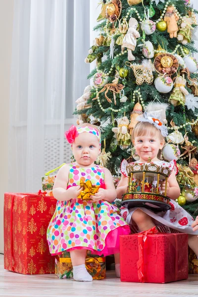 Two baby girls with christmas present — Stock Photo, Image