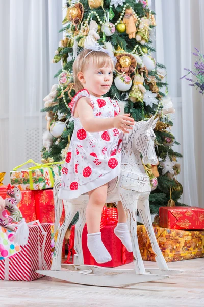 Маленькая девочка рядом с скачущей лошадью — стоковое фото