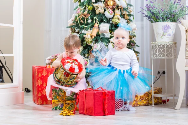 Bebé niñas con regalo de Navidad —  Fotos de Stock