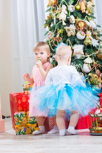 Κοριτσάκια με χριστουγεννιάτικο δώρο — Φωτογραφία Αρχείου