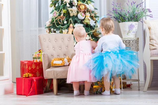 Menina do bebê com presente de Natal — Fotografia de Stock