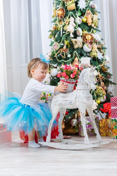 Glückliche kleine Mädchen haben ein Weihnachtsfest — Stockfoto