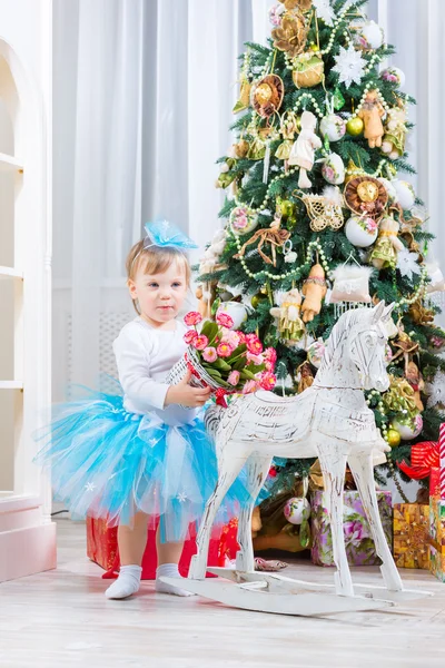 Menina pequena feliz tem um Natal — Fotografia de Stock