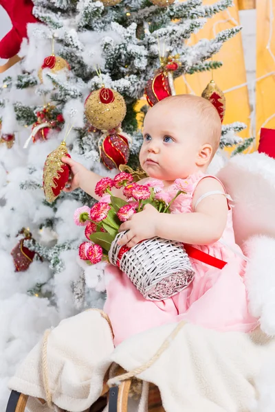 Kleines Mädchen mit Geschenken unterm Weihnachtsbaum — Stockfoto