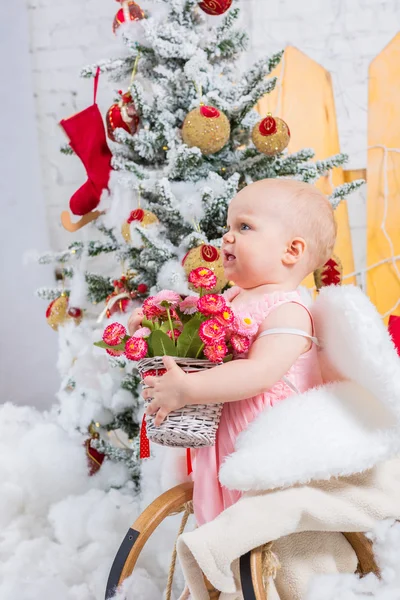 Niña con regalos bajo el árbol de Navidad — Foto de Stock