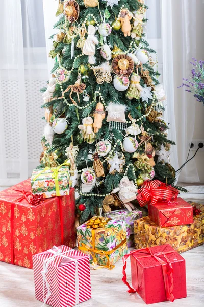 Árbol de Navidad en la moderna sala de estar interior —  Fotos de Stock
