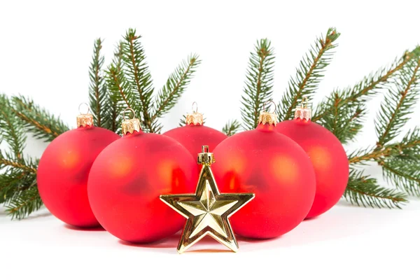 Röda julgranskulor och fir gren — Stockfoto