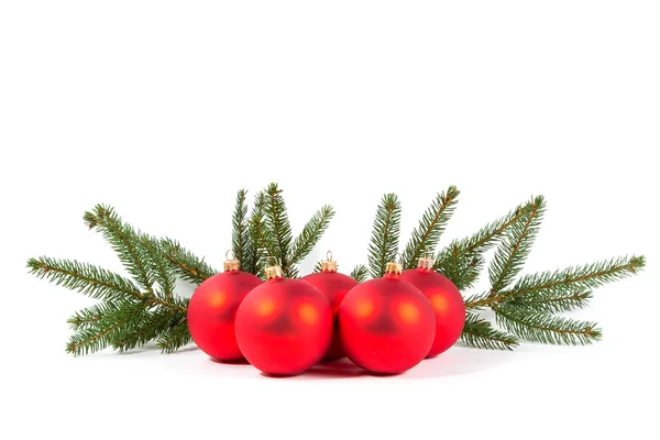 Röda julgranskulor och fir gren — Stockfoto