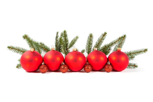 Rote Weihnachtskugeln und Tannenzweig — Stockfoto