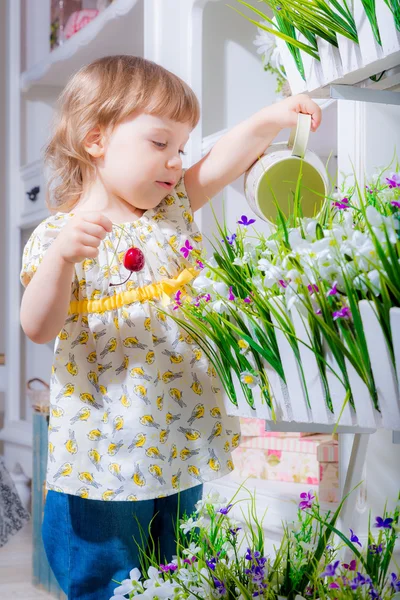 Menina regando flores — Fotografia de Stock