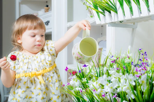 Chica riego flores — Foto de Stock