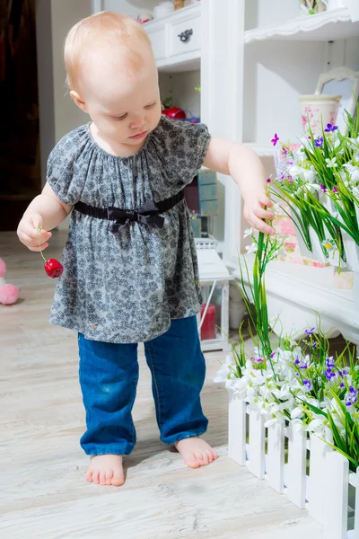 Fille avec des fleurs de printemps — Photo