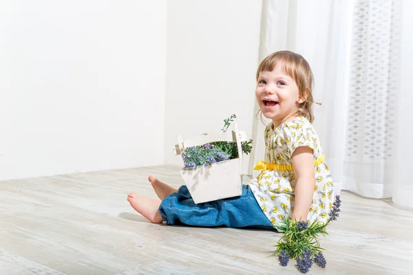 Fille avec des fleurs de printemps — Photo