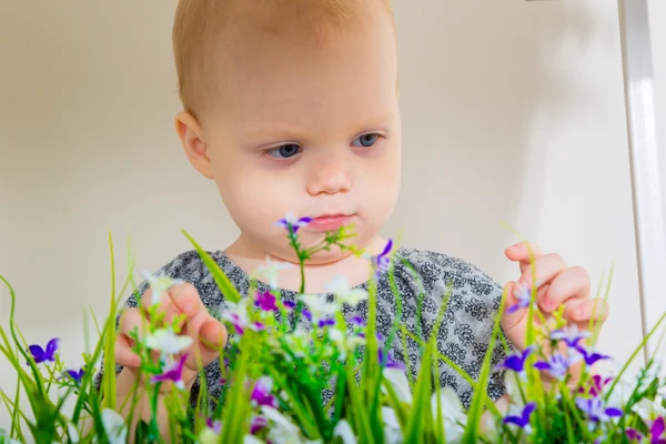 Flicka med vårblommor — Stockfoto