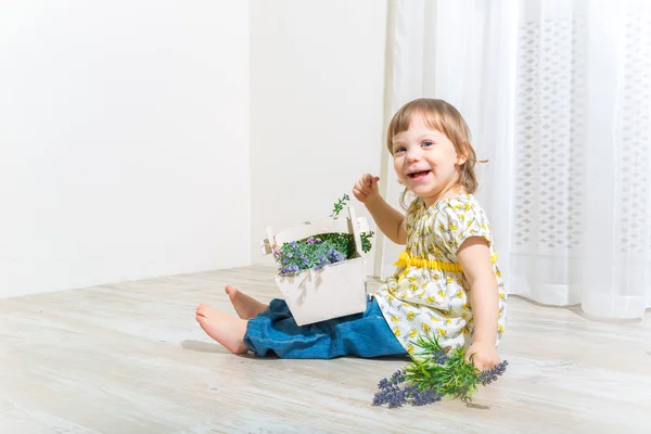 Flicka med vårblommor — Stockfoto