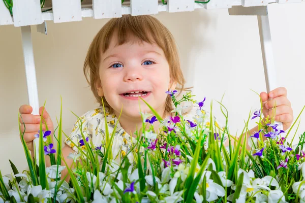 Dívka s květy na jaře — Stock fotografie