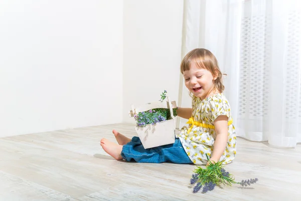 Ragazza con fiori primaverili — Foto Stock