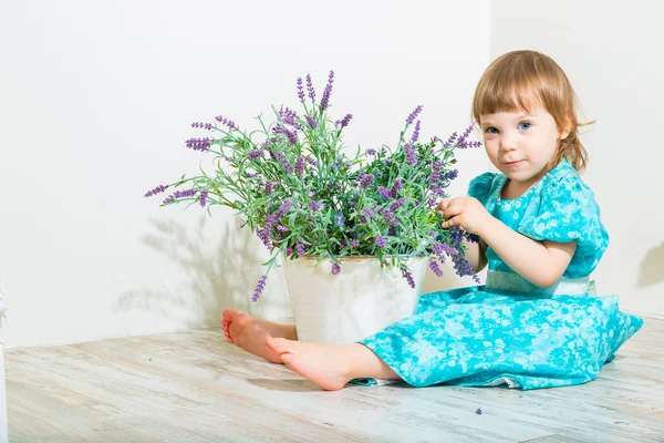 春の花を持つ少女 — ストック写真