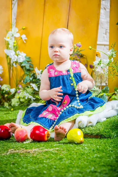 Babymeisje met appels — Stockfoto