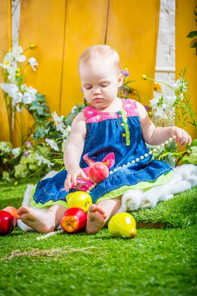 Babymeisje met appels — Stockfoto