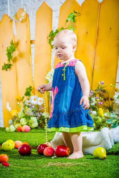 Baby girl with red apples — Stock Photo, Image